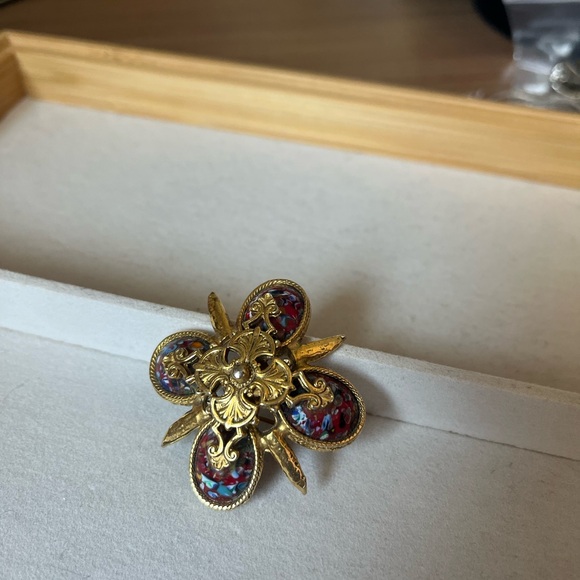 Vintage Sarah Coventry red Easter cabochon Maltese cross brooch gold tone EUC - Picture 2 of 5